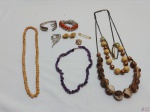 Lote de diversas bijuterias, composto de colares, pulseiras, etc.
