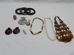 Lote de diversas bijuterias, composto de colares, pulseiras, etc.
