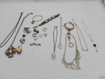 Lote de diversas bijuterias, composto de colares, pulseiras, etc.