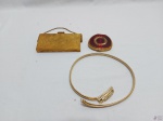 Lote composto de cinto em metal dourado, caixa para pó compacto, etc. Medindo o cinto 60cm de comprimento.