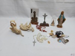 Lote sacro diverso, composto de imagens, terços, etc. Medindo a imagem de Nossa Senhora de Fátima 12,5cm de altura.