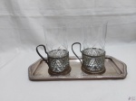 Lote de bandeja retangular em prata 90 e 2 copos em cristal com suporte em prata 90. Medindo a bandeja 33,5cm x 14,5cm.