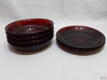Jogo de 7 pratos fundos em vidro vermelho moldado. Medindo 19cm de diâmetro x 3,5cm de altura.