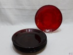 Jogo de 7 pratos rasos em vidro vermelho moldado. Medindo 21,5cm de diâmetro.