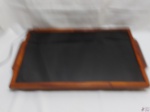 Bandeja térmica retangular com acabamento em madeira. Funcionando perfeitamente. 120v. Medindo 57cm x 38cm.