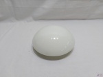 Cúpula redonda em vidro de opalina. Medindo 14,5cm de diâmetro de boca.