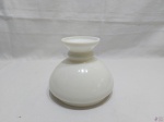 Cúpula tipo taça em vidro opalinado. Medindo 13,5cm de diâmetro de boca x 14cm de altura.