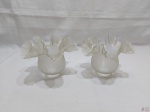 Par de cúpulas em vidro fosco com babados. Medindo 5,5cm de diâmetro de boca x 13cm de altura. Leve bicado na boca.
