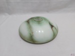 Cúpula disco em vidro opalinado com pintura marmorizada. Medindo 4cm de diâmetro de boca x 22,5cm de diâmetro de bojo.