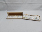 Jogo de 12 marcadores de lugar em porcelana floral. Medindo 6cm x 3,5cm.