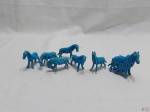 Jogo de 7 cavalos decorativos em porcelana azul turquesa. Medindo o maior 7cm de altura.