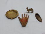 Lote diverso em metal dourado, composto de cinzeiro, enfeite na forma de camelo, etc. Medindo o cinzeiro redondo 10cm de diâmetro.