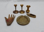 Lote diverso em metal dourado, composto de cinzeiro, par de castiçal, etc. Medindo o cinzeiro redondo 11cm de diâmetro.