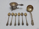 Lote com 6 colheres de chá com concha de molho e coador de chá em prata 90. Medindo a concha 21cm de comprimento.