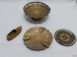 Lote diverso em metal dourado, composto de prato decorativo, cinzeiro, etc. Medindo a cesta 5cm de altura x 14cm de diâmetro.