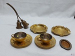 Lote diverso em metal dourado, composto de sineta de mesa, cinzeiro, etc. Medindo o cinzeiro 10cm de diâmetro.