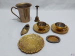 Lote diverso em metal dourado, composto de sineta de mesa (sino sem badalo), vaso floreira, etc. Medindo o vaso 10,5cm de altura x 9,5cm de diâmetro.
