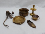Lote diverso em metal dourado, composto de botão de rosa, cinzeiro, etc. Medindo o cinzeiro 10cm de diâmetro.