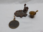 Lote diverso em metal dourado, composto de pequeno almofariz, cinzeiro, etc. Medindo o cinzeiro 14cm x 11cm x 9cm de altura.
