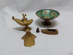 Lote diverso em metal dourado, composto de pequena fruteira , sineta, etc. Medindo a fruteira 14cm de diâmetro x 6,5cm de altura.