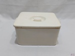 Travessa retangular com 2 alças e tampa em porcelana Mauá Trenzinho. Medindo 18cm x 17cm x 9cm de altura.