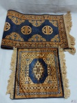 Jogo de 2 tapetes de mesa  na cor azul marinho. Medindo o maior 92cm x 33cm.