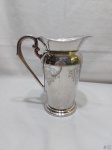 Jarra para água, sucos em prata 90 Eberle cinzelada. Medindo 22cm de altura.