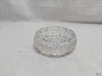 Lindo cinzeiro em grosso cristal ricamente lapidado. Medindo 14cm de diâmetro x 5,5cm de altura.