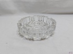 Lindo cinzeiro em grosso cristal ricamente lapidado. Medindo 18cm de diâmetro x 5cm de altura.