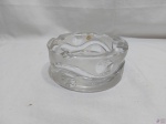 Lindo cinzeiro em grosso cristal moldado. Medindo 15cm de diâmetro x 6,5cm de altura.
