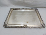 Linda bandeja retangular sem alça em prata 90 Regia com relevos na borda. Medindo 42,5cm x 33cm. Banho com leve desgaste.