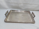Bandeja retangular com alças em prata 90 Cristofoli com fundo cinzelado. Medindo 41,5cm x 32cm e 46cm alça alça.