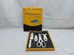 Kit de utensílios promocionais da Samsung. Composto de tesoura, cortador de queijos, abridor de garrafa / latas e faca.