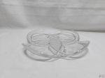 Lindo centro de mesa em cristal moldado. Medindo 29,5cn de diâmetro x 4,5cm de altura.