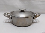 Panela, caçarola em aço inox Meridional. Medindo 16cm de diâmetro x 7,5cm de altura.
