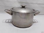 Panela, caçarola em aço inox Meridional. Medindo 18cm de diâmetro x 11,5cm de altura.