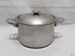 Panela, caçarola em aço inox Meridional. Medindo 20cm de diâmetro x 13,5cm de altura.