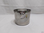 Balde de gelo com alça em aço inox Meridional. Medindo 15,5cm de diâmetro x 14,5cm de altura.