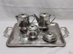 Jogo de servir chá, café com 5 peças em aço inox Meridional, composto de bule, leiteira, açucareiro, manteigueira e bandeja. Medindo a bandeja 54,5cm x 35cm.