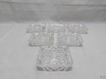 Jogo de 6 petisqueira em cristal ricamente lapidado. Medindo 13cm x 13cm.