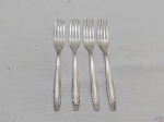 Jogo de 4 garfos de mesa em prata 90 Eberle, modelo 1215. Medindo 19cm de comprimento.
