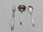 Jogo de 3 peças de servir em prata 90 Eberle, modelo 1215. Medindo colher de salada 18,5cm de comprimento, concha de molho 15cm de comprimento e garfo trinchante 25cm de comprimento.