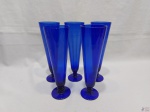 Jogo de 5 tulipas longas em demicristal azul cobalto. Medindo 7cm de diâmetro de boca x 23cm de altura.