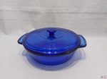 Panela caçarola com 2 alças e tampa em vidro azul cobalto da Anchor Ovenware. Medindo 24cm de diâmetro x 8cm de altura.