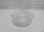Centro de mesa redondo em cristal ricamente lapidado. Medindo 24cm de diâmetro x 9cm de altura