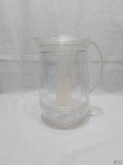Jarra água, suco em acrílico com recipiente para gelo. Medindo 25cm de altura x 16cm de diâmetro de bojo.