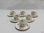 Jogo de 6 xícaras de café em porcelana francesa de Limoges, modelo Charles Ahrenfeldt, floral com friso ouro.