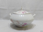 Sopeira bojuda com 2 alças e tampa em porcelana Real floral com friso ouro. Medindo 26cm alça alça x 13cm de altura sem a tampa.