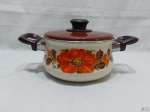 Panela, caçarola com 2 alças e tampa em metal esmaltado Mãe Ágata. Medindo 21,5cm de diâmetro x 11cm de altura.
