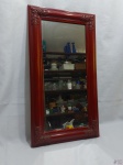 Espelho retangular para pendurar com moldura em madeira trabalhada. Medindo 66cm x 36cm.